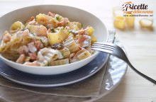 Pasta con funghi, gamberi e salmone