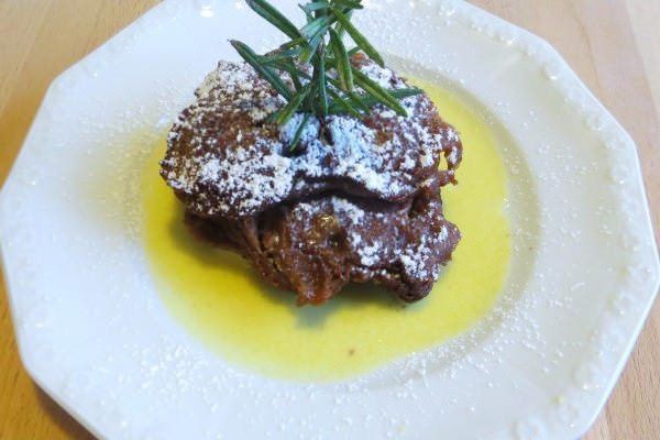 Frittelle di farina di castagne, mela annurca e pinoli