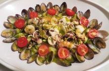 Antipasto tiepido di mare con salsa di prezzemolo