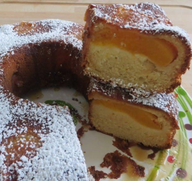 Ciambella alle pesche sciroppate ricetta e foto