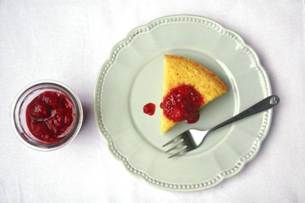 Torta con farina di mais e lamponi