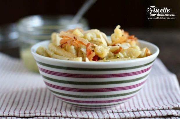 Ricetta caserecce con finto pesto di gambi e foglie di broccolo