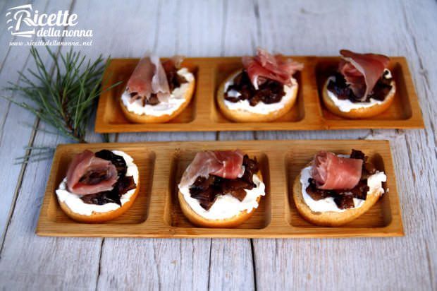 Crostini di radicchio, speck e Philadelphia ricetta e foto