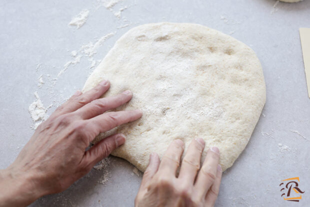 Preparazione focaccia pugliese