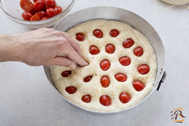 Preparazione focaccia pugliese