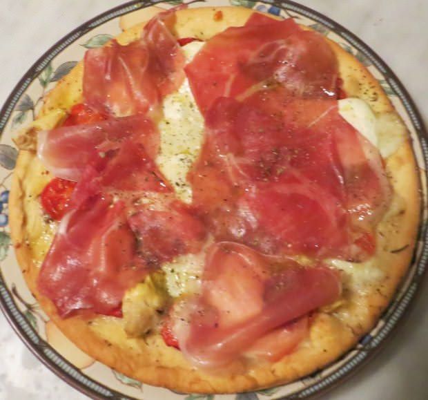 Pizza con stracchino e prosciutto di pratomagno ricetta e foto