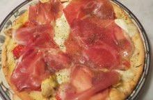 Pizza con stracchino e prosciutto di Pratomagno