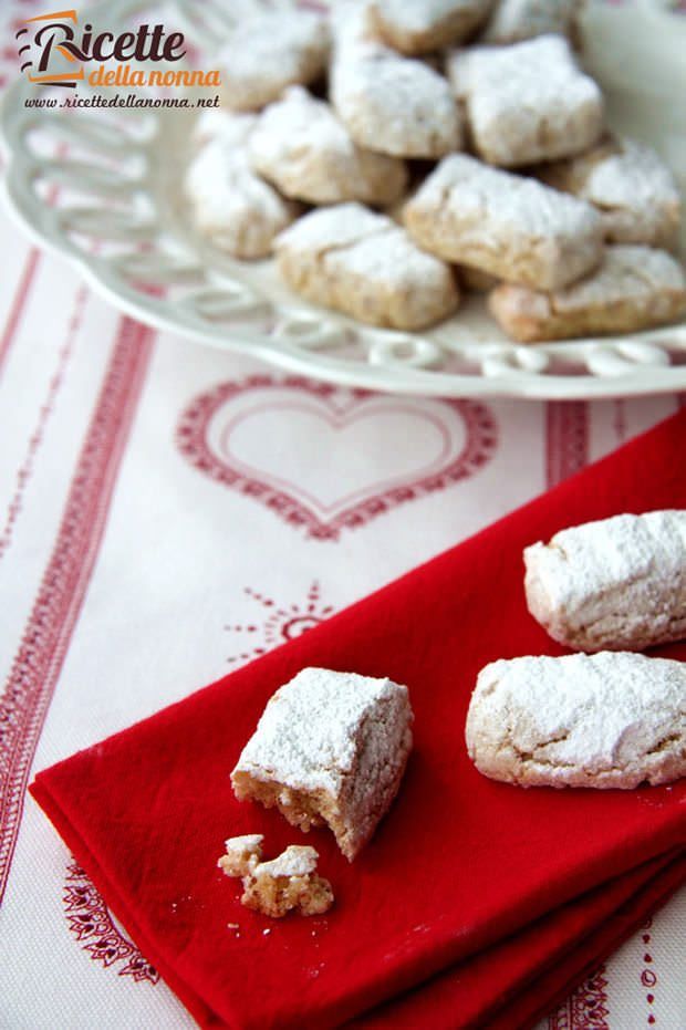 Ricciarelli di Siena ricetta e foto