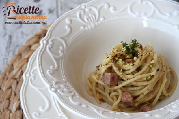 Spaghetti tonno, pistacchi e origano ricetta e foto