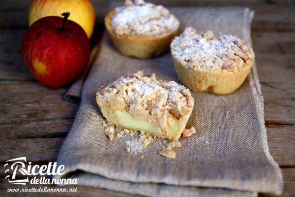 Una base di pasta frolla profumata alla cannella e ripieno goloso: queste sono le tortine definitive per chi ama la torta di mele