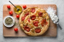 Focaccia con i pomodorini