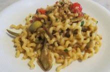 Fusilli lunghi con triglie, carciofi e peperone giallo