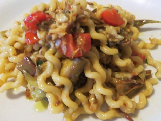 fusilli lunghi con triglie, carciofi  e peperone giallo