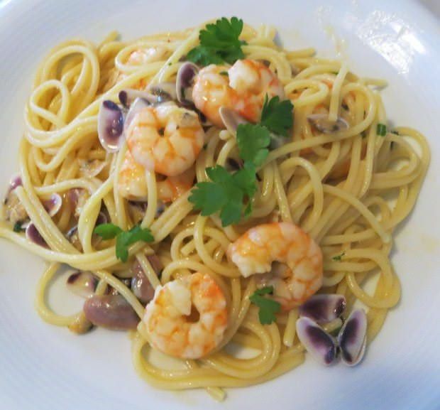 spaghetti con arselle e gamberi