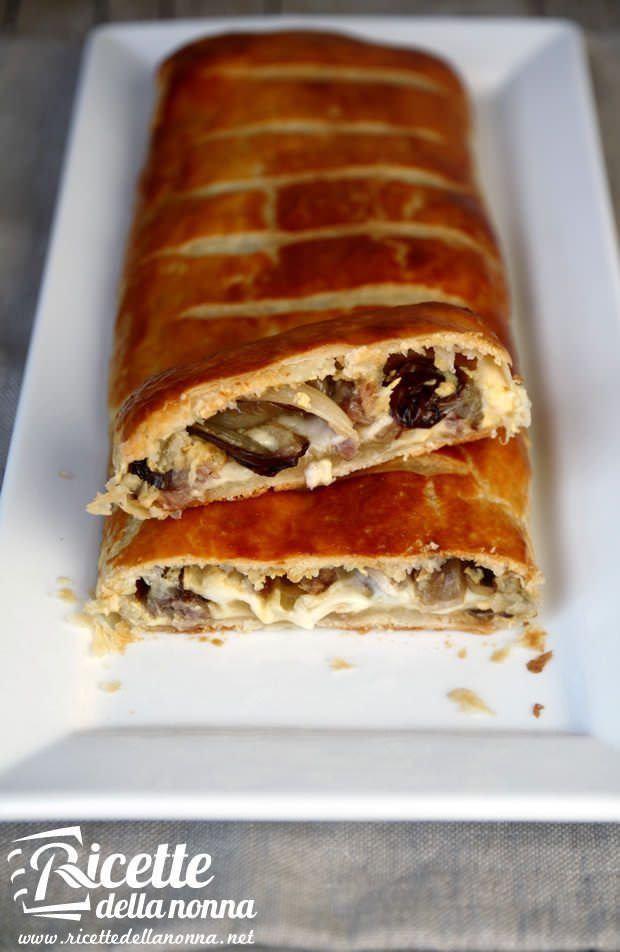 Strudel salato con radicchio di Treviso e formaggio Montasio ricetta e foto