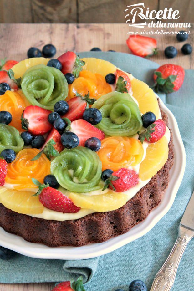 Torta al cioccolato con crema e frutta fresca