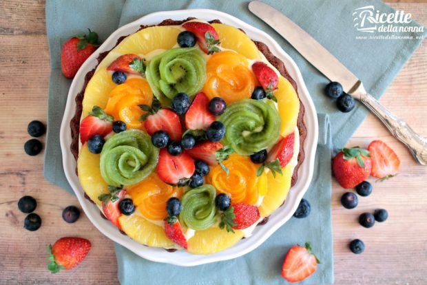 Torta al cioccolato con crema e frutta fresca