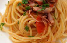 Spaghetti con calamaretti e pachino