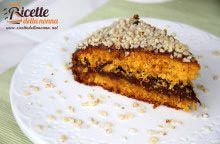 Torta alle carote ripiena alla Nutella con granella di mandorle