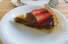 Torta di crema, cioccolato e fragole