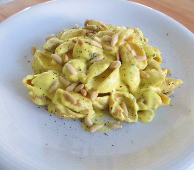 Conchiglie alla crema di formaggi, zafferano e pinoli ricetta e foto