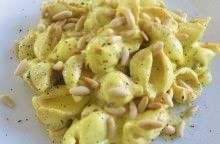 Conchiglie alla crema di formaggi, zafferano e pinoli