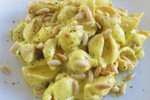 Conchiglie alla crema di formaggi, zafferano e pinoli