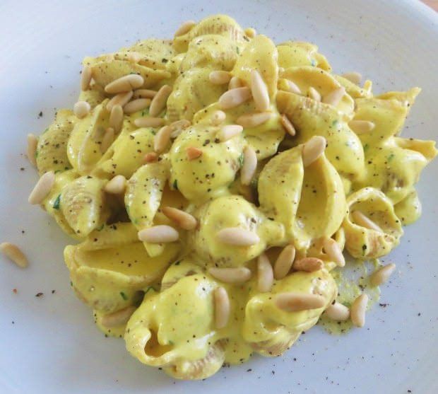 Conchiglie alla crema di formaggi, zafferano e pinoli ricetta e foto