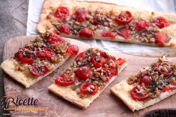 Focaccia pomodori, noci e rosmarino