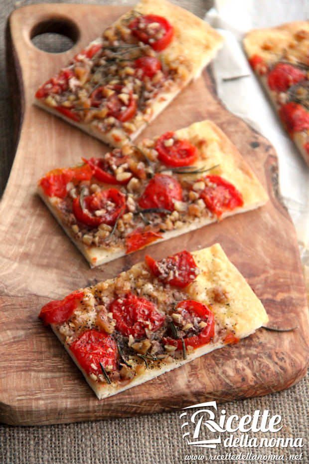 Focaccia pomodori, noci e rosmarino ricetta e foto