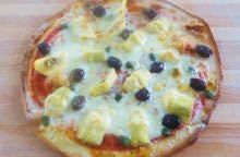 Pizza con olive, carciofini e capperi