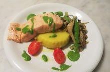 Salmone, patate, carciofi e rucola