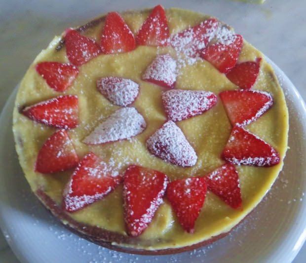 torta al cacao, crema e fragole