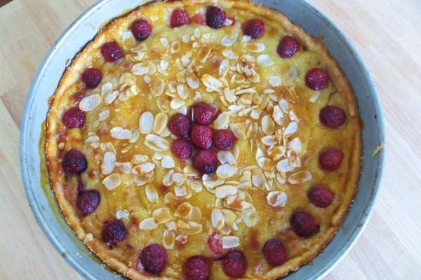 Crostata morbida di ciliegie e crema