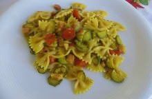Farfalle al curry, zucchine e pancetta