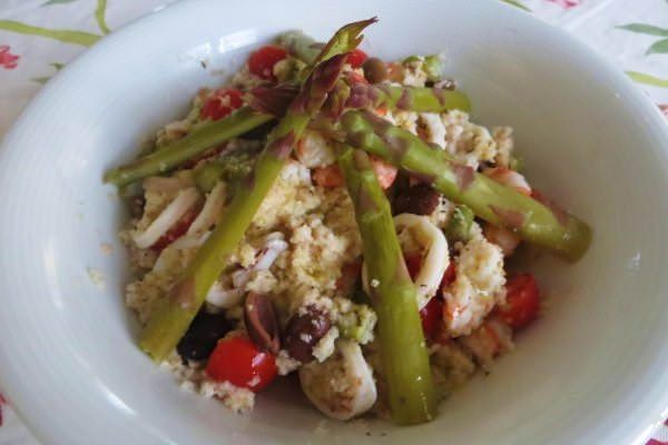 Panzanella integrale con asparagi e insalata di mare