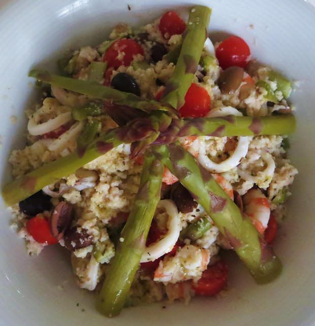 panzanella con asparagi e insalata di mare