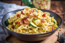 Pasta con zucchine, curry e pancetta