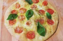 Pizza bianca al farro con pomodorini e basilico