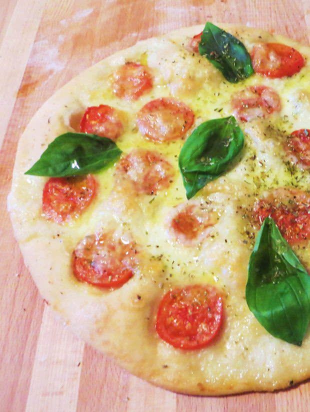 pizza bianca al farro con pomodorini  e basilico