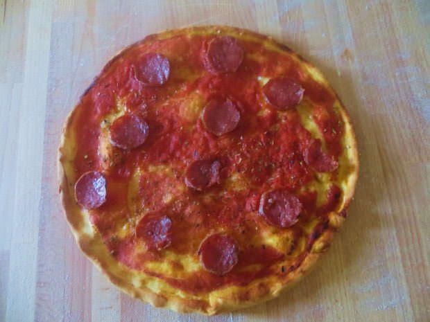 Pizza rossa al salame piccante ricetta e foto