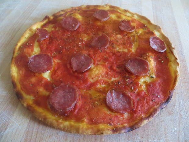 Pizza rossa al salame piccante ricetta e foto