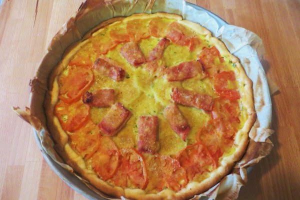 Quiche di patate con prosciutto e pomodorini