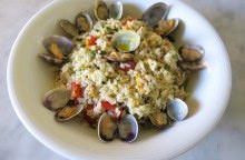 Insalata tiepida di riso, sugarello e vongole veraci