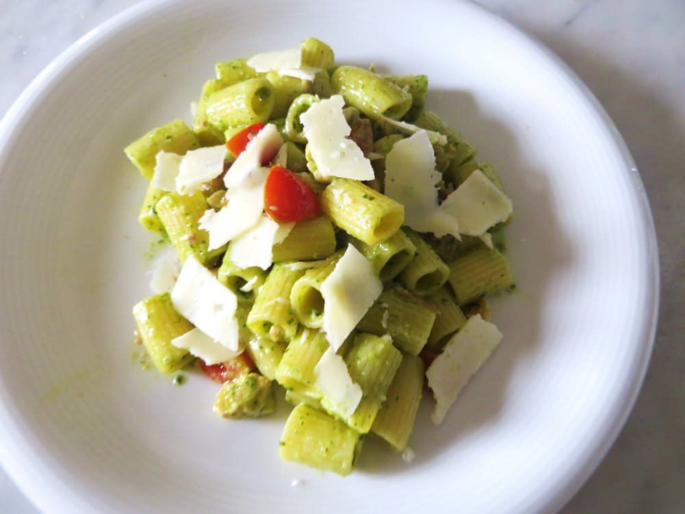 mezzi rigatoni al pesto, pollo, pomodorini e pecorino