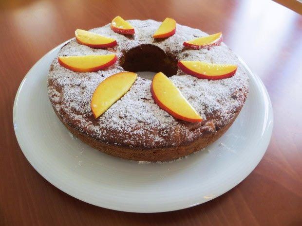 Ciambella alle pesche, mela e cioccolato ricetta e foto