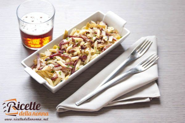 Pasta fredda con nocciole e speck