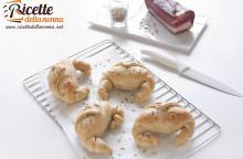 Cornetti salati con crescenza e speck