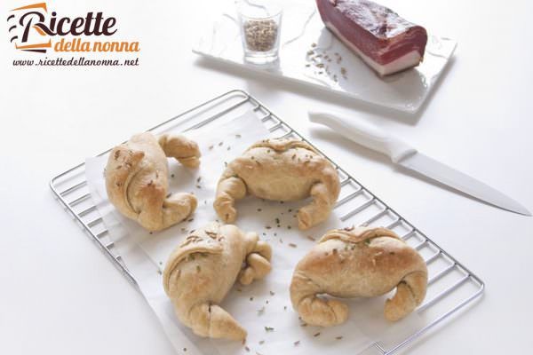 Cornetti salati con crescenza e speck