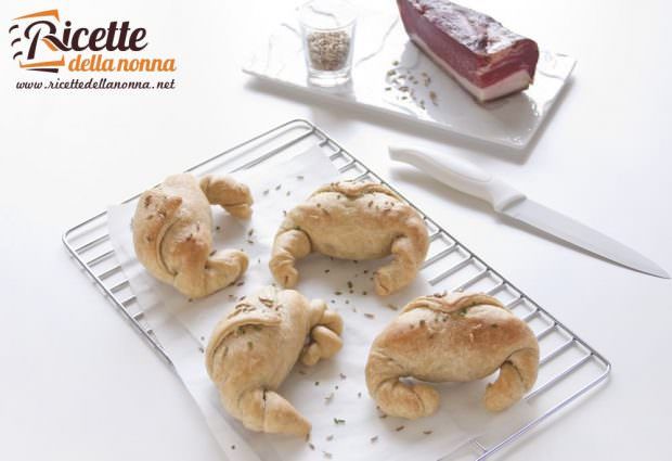 Ricetta cornetti salati con crescenza e speck